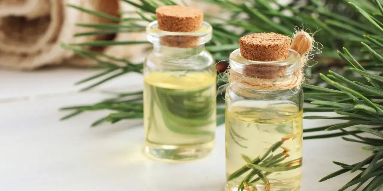 Dwa małe flakoniki z olejkiem sosnowym, idealne na przeziębienie i do aromaterapii.