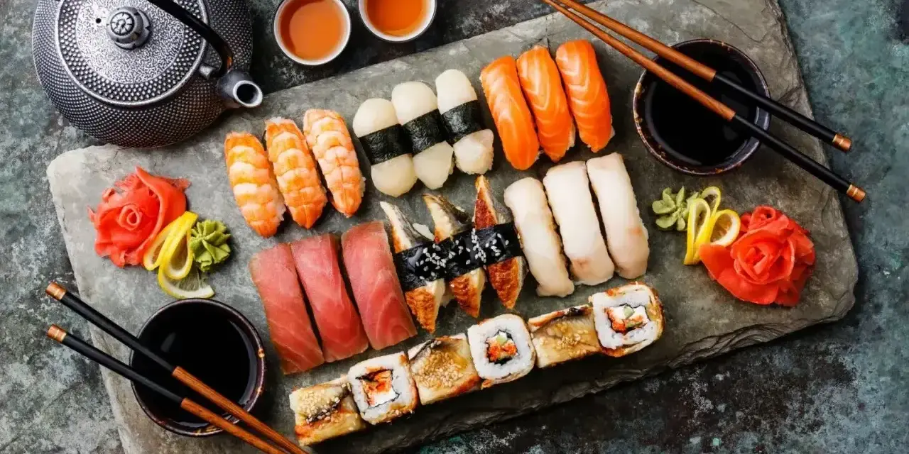 Piękny zestaw sushi: nigiri z krewetkami, łososiem, tuńczykiem, węgorzem i rybą maślaną, a także rolki. Idealne, by wybrać, co do sushi do środka.