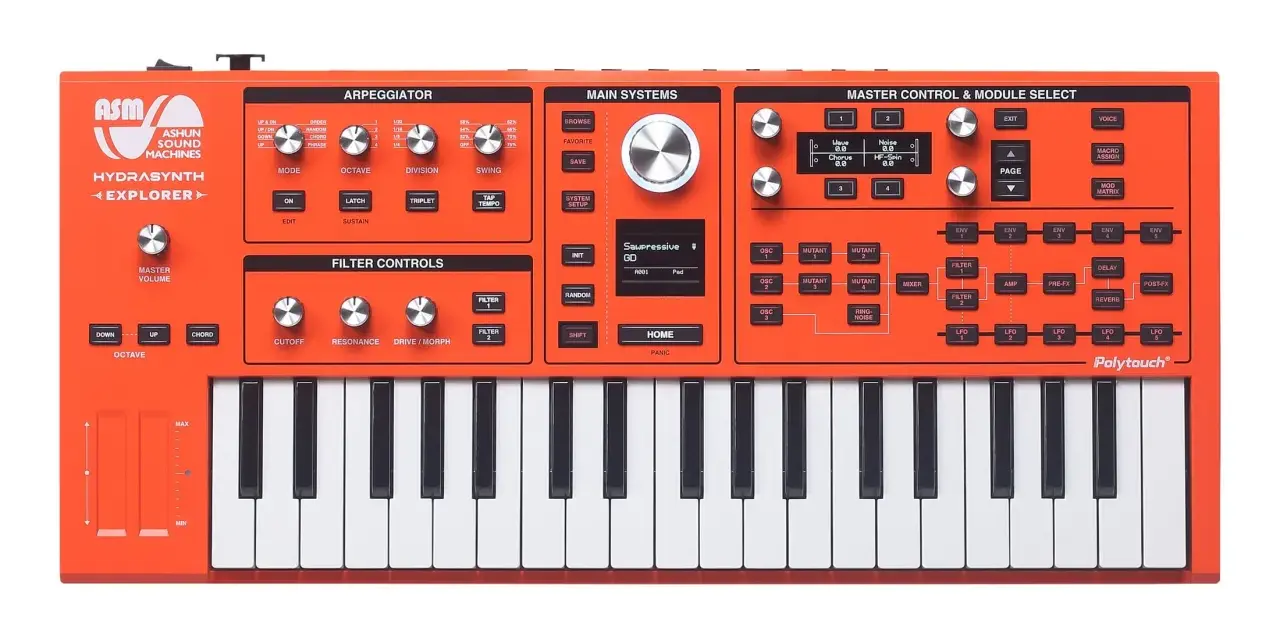 Pomarańczowy syntezator ASM Hydrasynth Explorer z klawiaturą i licznymi pokrętłami i przyciskami do tworzenia dźwięków.