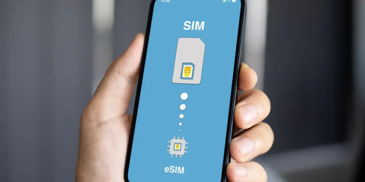 Chcesz wiedzieć, jak ustawić telefon w Turcji? Ekran smartfona pokazuje opcje SIM i eSIM, kluczowe dla łączności za granicą.