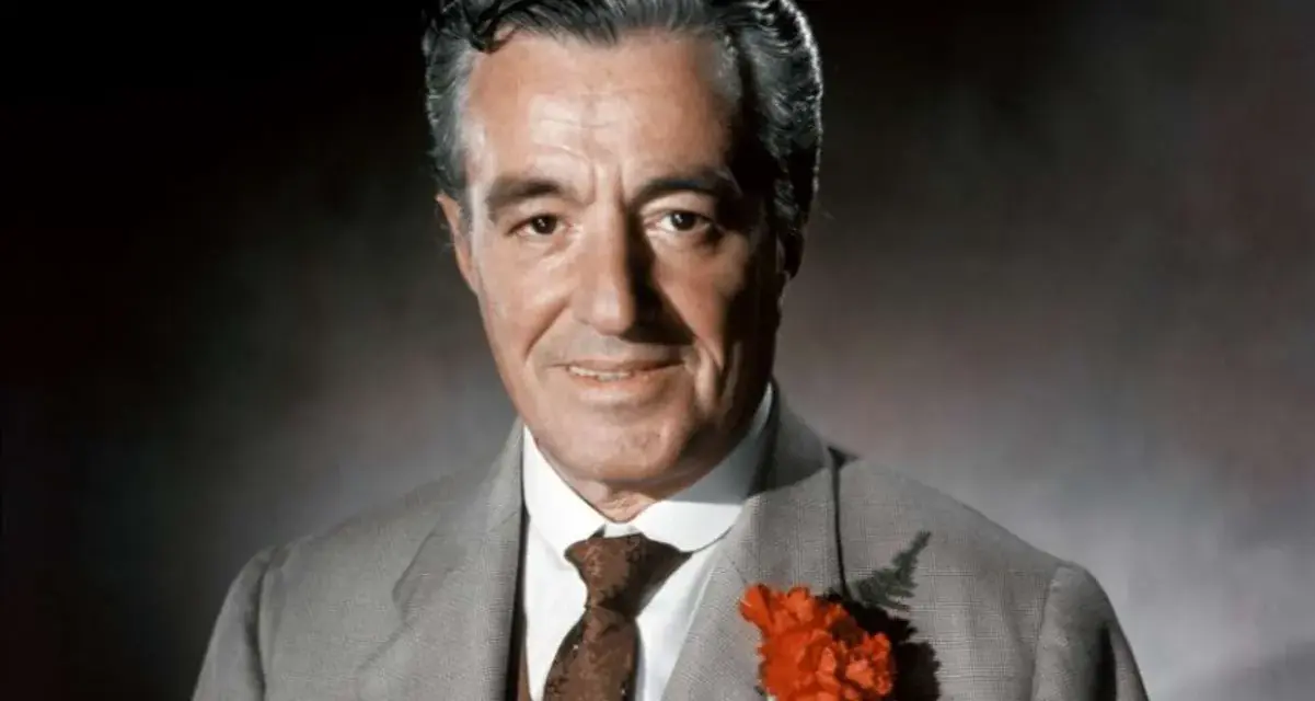 Ritratto di Vittorio De Sica, con un fiore rosso all'occhiello, forse la sua ultima apparizione pubblica.