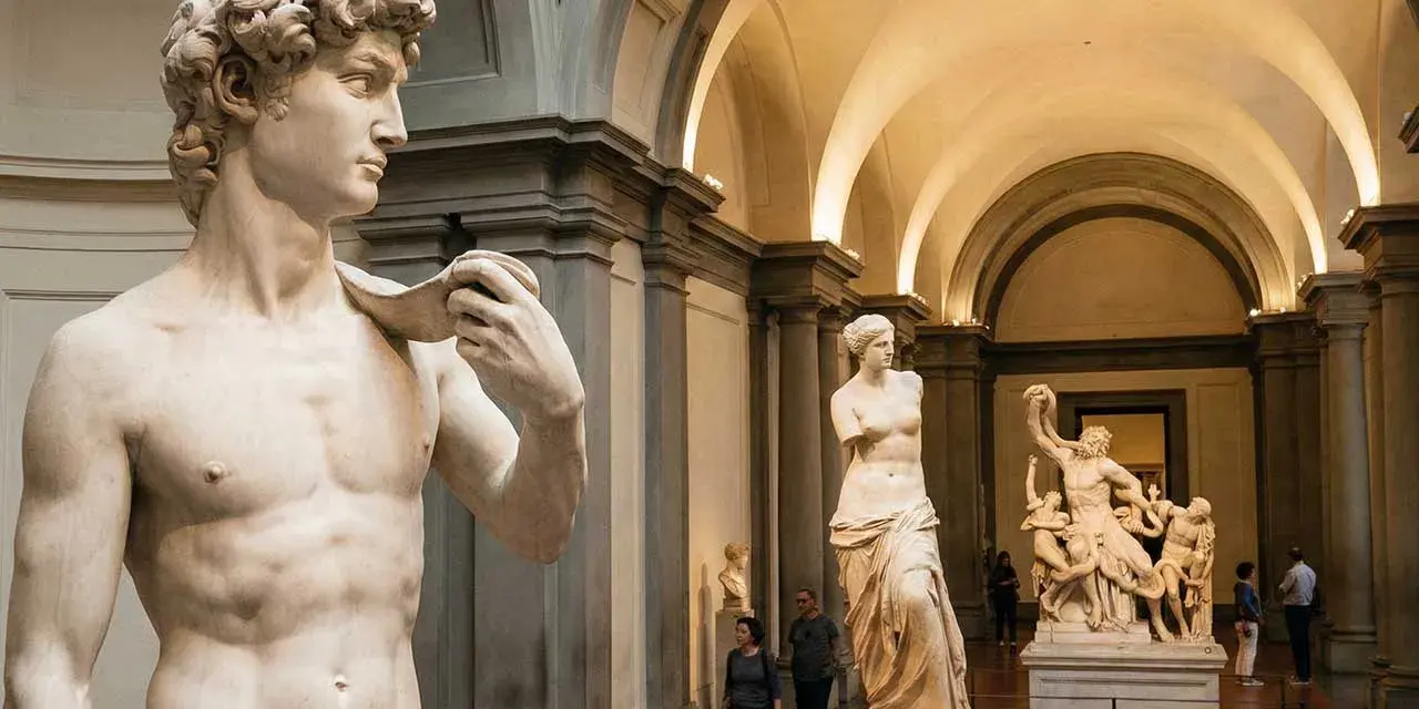 Wielkie, najsłynniejsze rzeźby w muzeum: Dawid, Wenus z Milo i Laokoon.