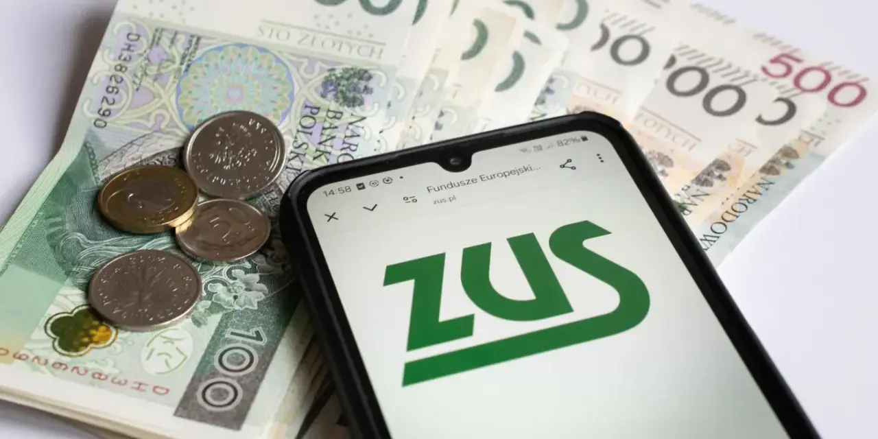 Złotówki i monety obok telefonu z logo ZUS. Może to być związane z wnioskiem o zasiłek opiekuńczy.