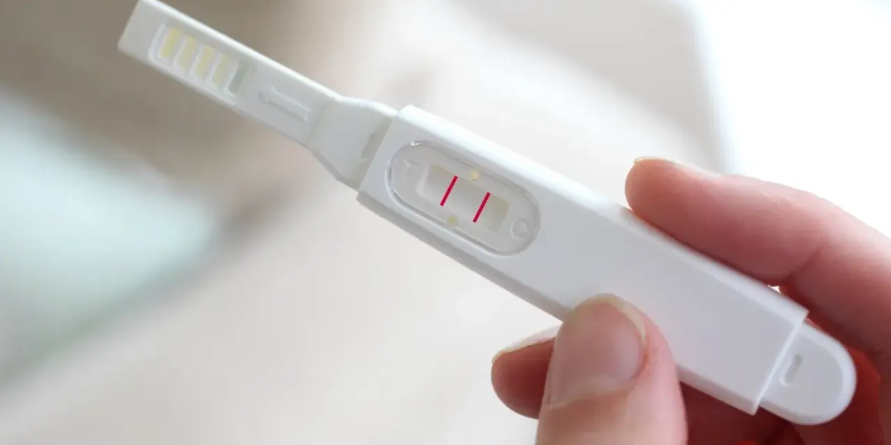 Dwie czerwone kreski na teście ciążowym. To najlepszy test ciążowy, który potwierdza radosną nowinę.