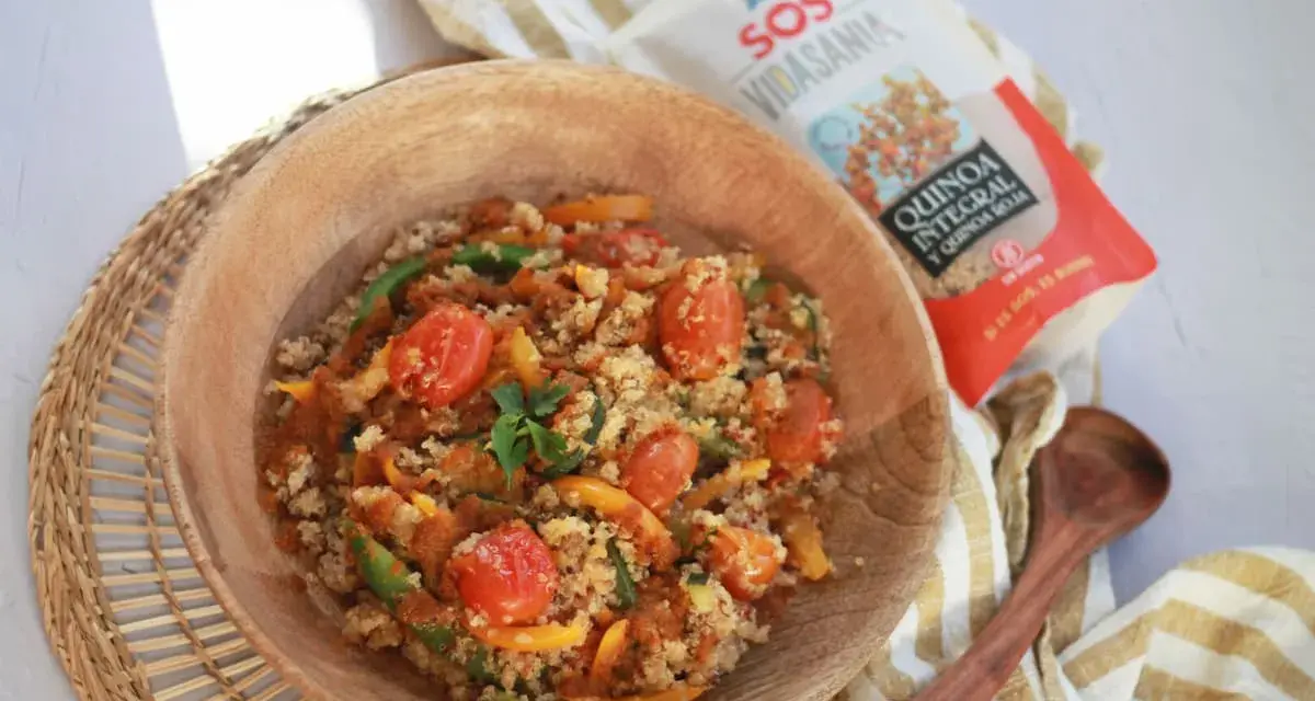 Un tazón de quinoa con verduras, tomates y pimientos. Ideal para tus recetas de quinoa.