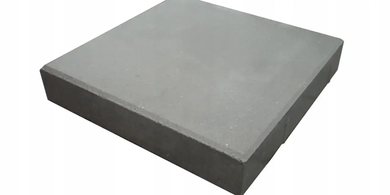 Szara płyta chodnikowa 50x50 cm. Zastanawiasz się, ile waży płyta chodnikowa 50x50?