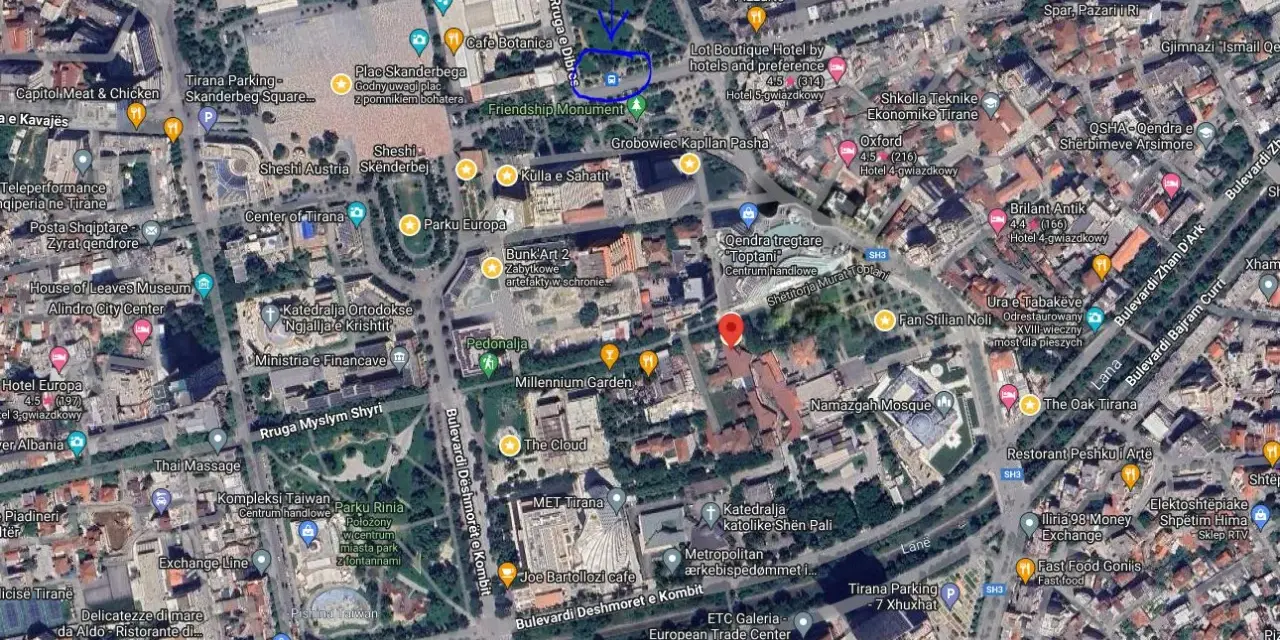 Centrum Tirany, z widocznymi lotniskami w Albanii, Plac Skanderbega, parki i budynki.
