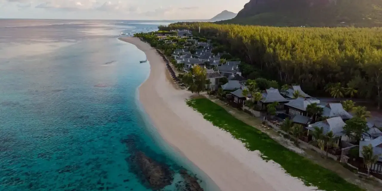 Rajska plaża na Mauritiusie, gdzie turkusowa woda spotyka biały piasek. Lot na Mauritius ile trwa? Warto!