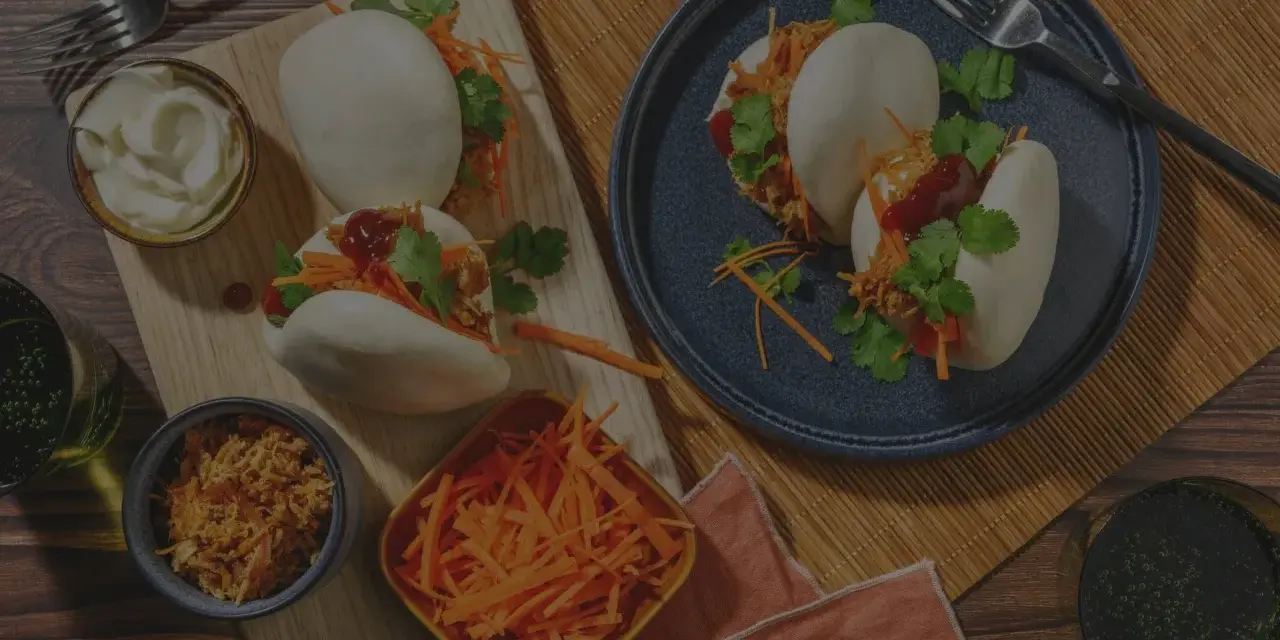 Läckra bao buns med strimlad morot, koriander och en härlig fyllning. Ett perfekt bao buns recept för en smakrik måltid.