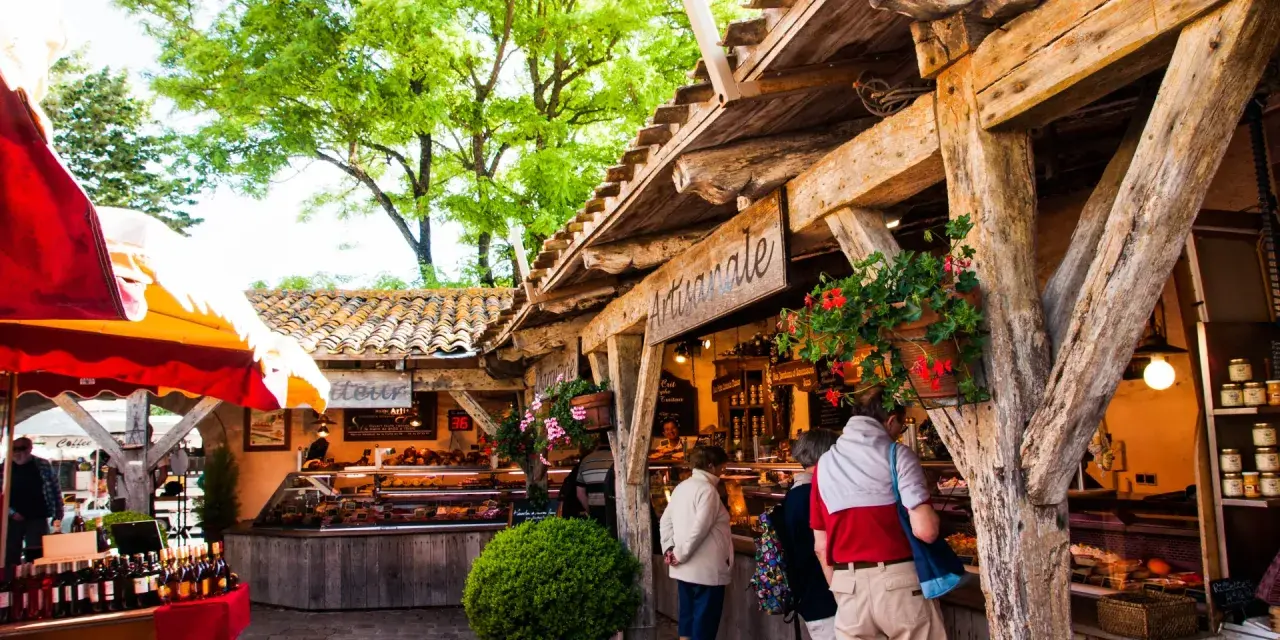 Marché artisanal au Bois-Plage-en-Ré : découvrez les activités et produits locaux sous les arbres.
