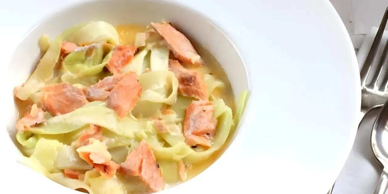 Deliciosos tallarines de calabacín con trozos de salmón rosado en una cremosa salsa. Un plato ligero y sabroso.