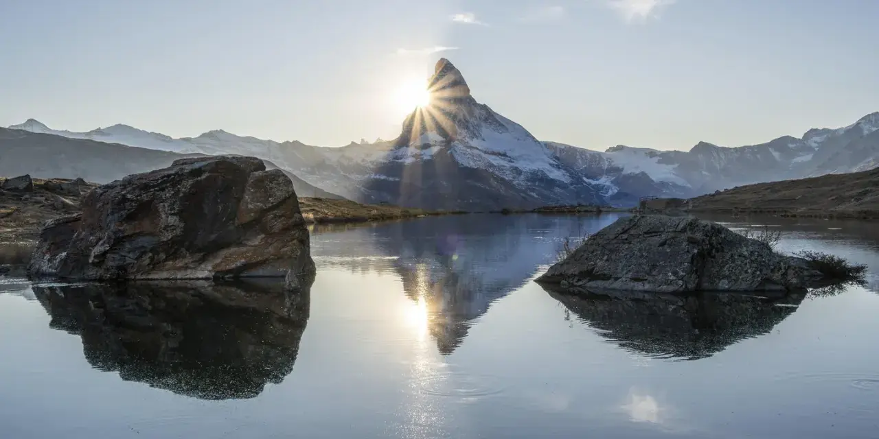 Sonnenstrahlen brechen durch das Matterhorn, ein Spiegelbild im See. Wie in Psalm 102, ein Bild der Ewigkeit.