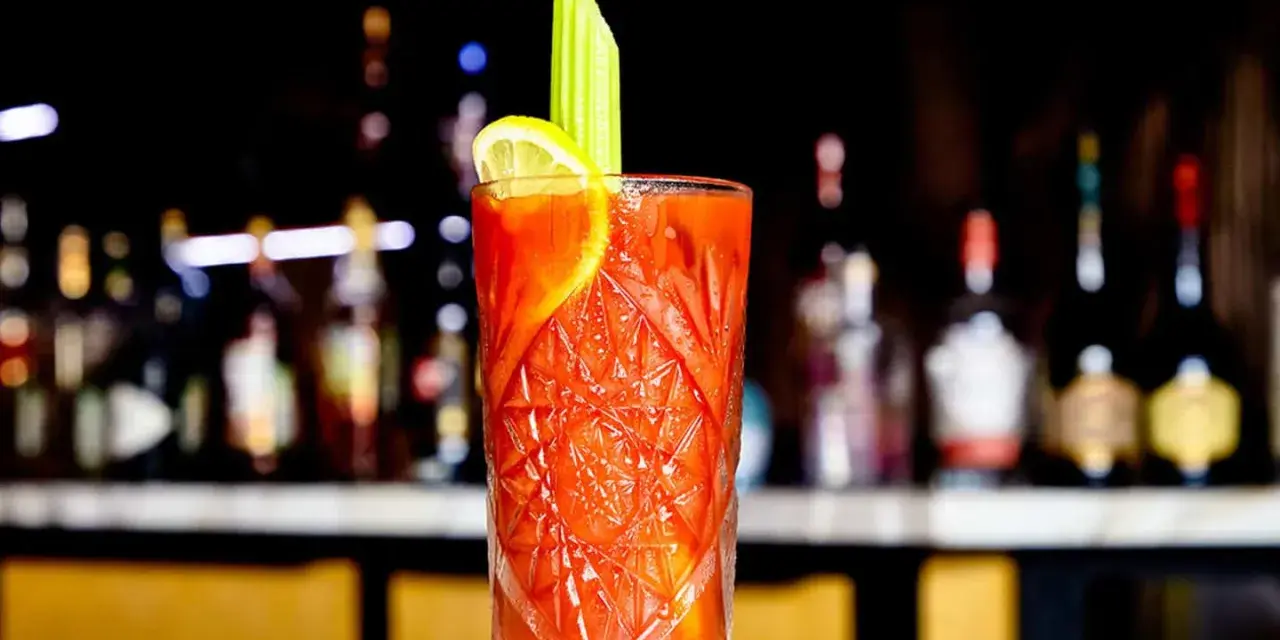En perfekt Bloody Mary med selleri och citron, redo att avnjutas vid baren.