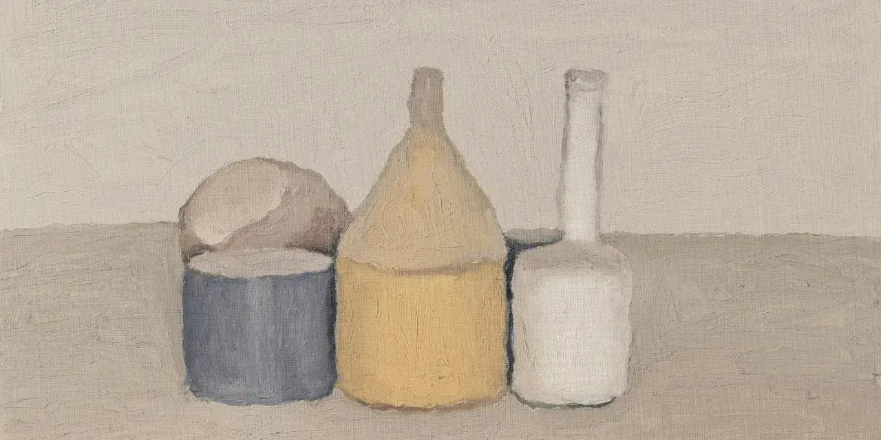 Subtelna kompozycja Giorgio Morandi: trzy butelki i kamień w stonowanych barwach, emanujące spokojem i harmonią.