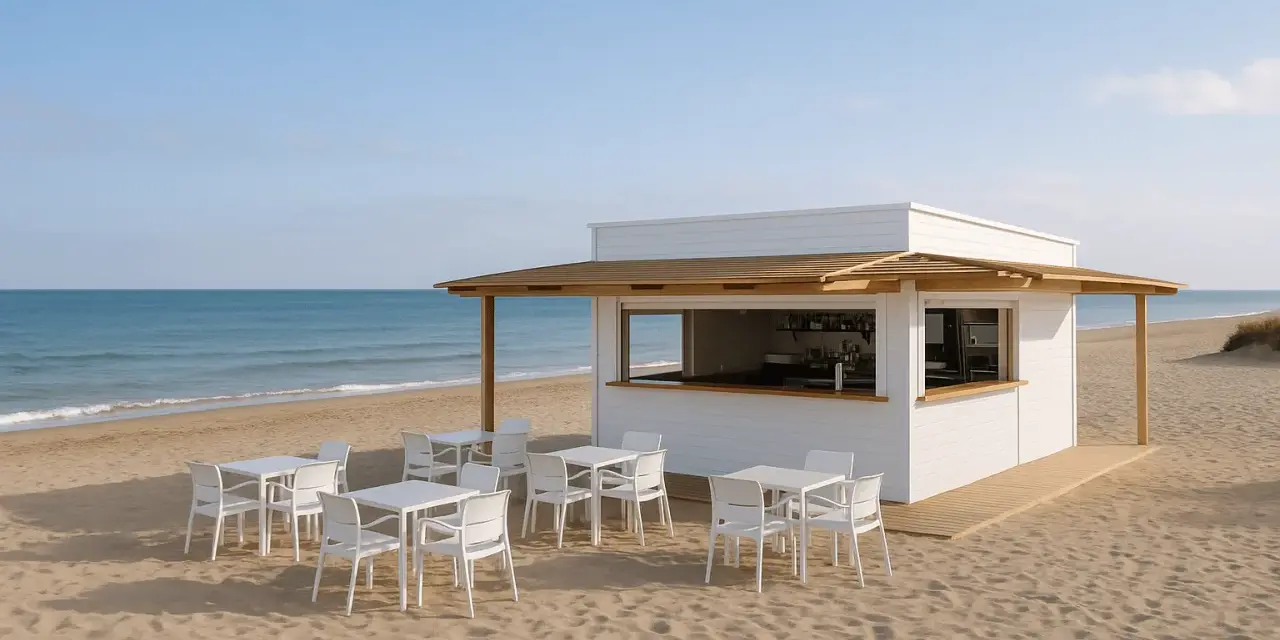 Un chiringuito moderno en la playa, listo para servir. Mesas y sillas blancas esperan a los clientes.