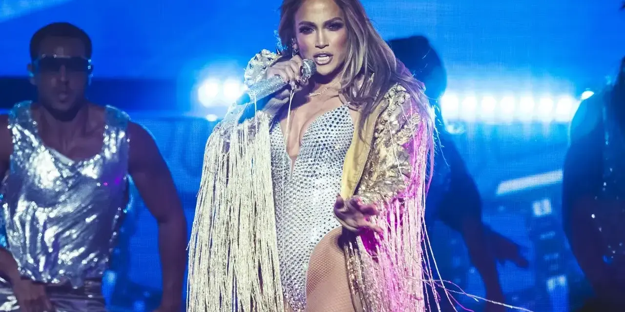 Jennifer Lopez w błyszczącym stroju na scenie, jakby występowała w Polsce.