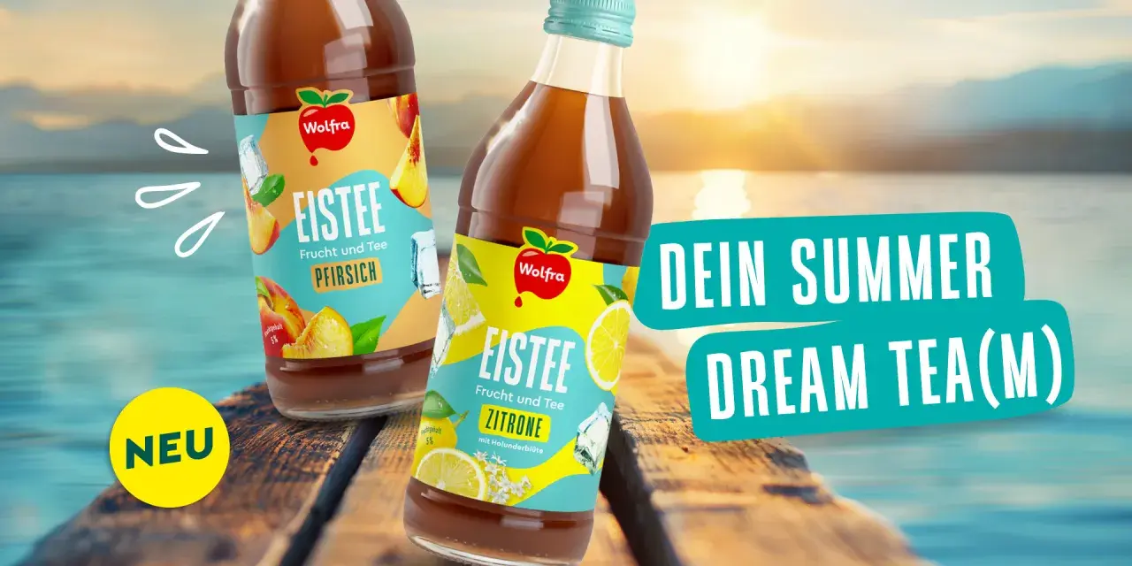 Zwei Flaschen Wolgra Eistee, Pfirsich und Zitrone, stehen auf einer Holzplanke am See. Perfekt für deinen Summer Dream Tea!