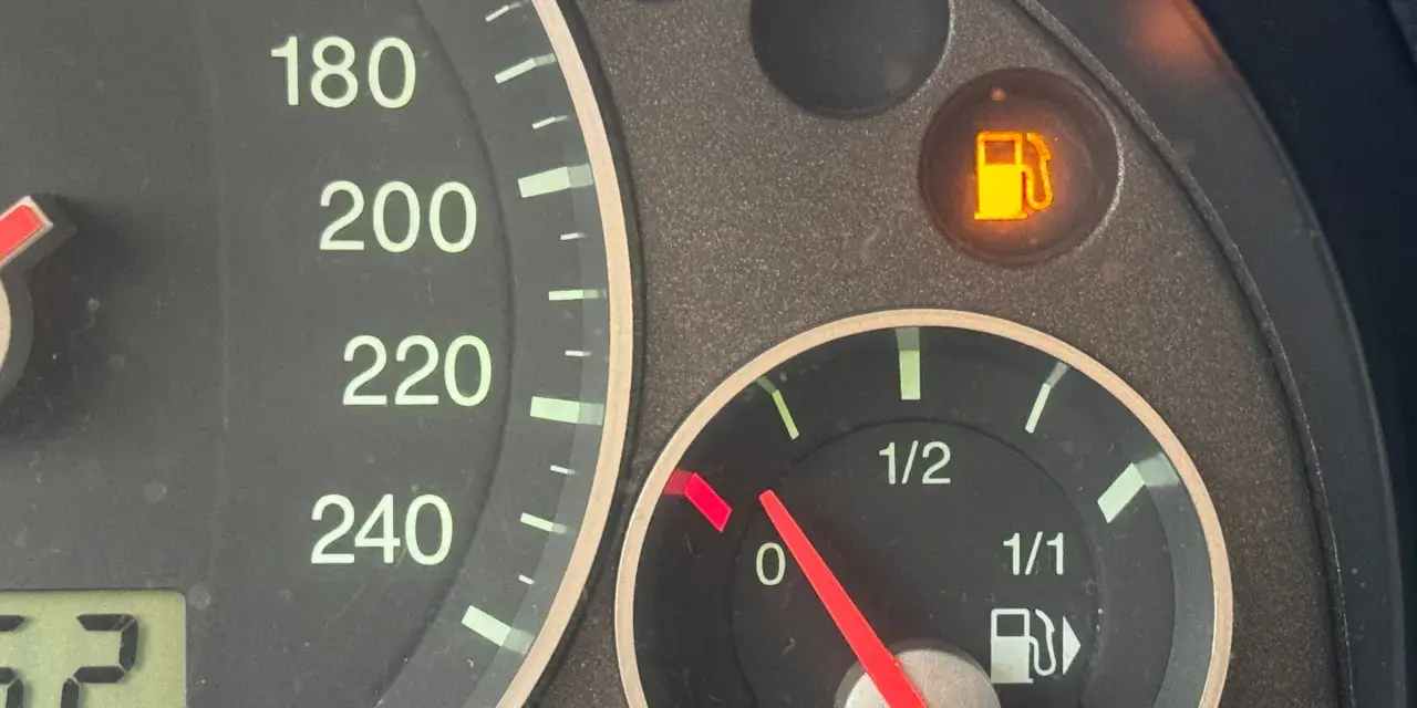 Wskaźnik paliwa na czerwonym polu, kontrolka rezerwy świeci. Ile km na rezerwie diesel? Czas na tankowanie!