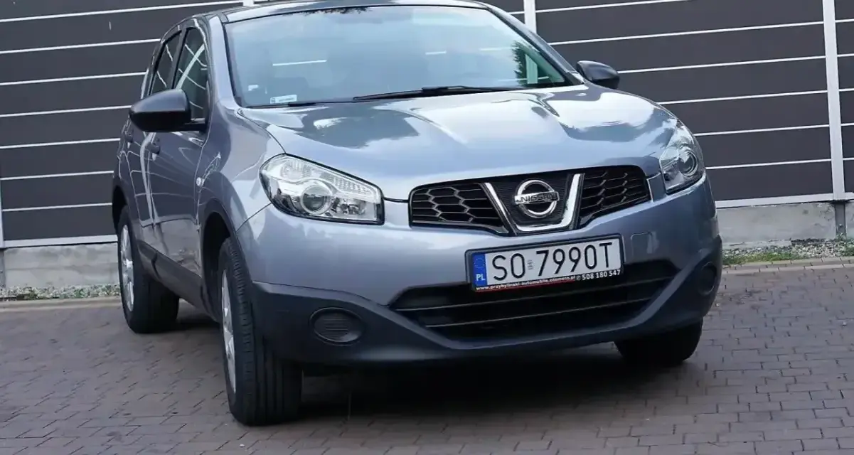 Szary Nissan Qashqai 1.6 benzyna, idealny do miasta i na trasy. Sprawdź jego niskie spalanie!