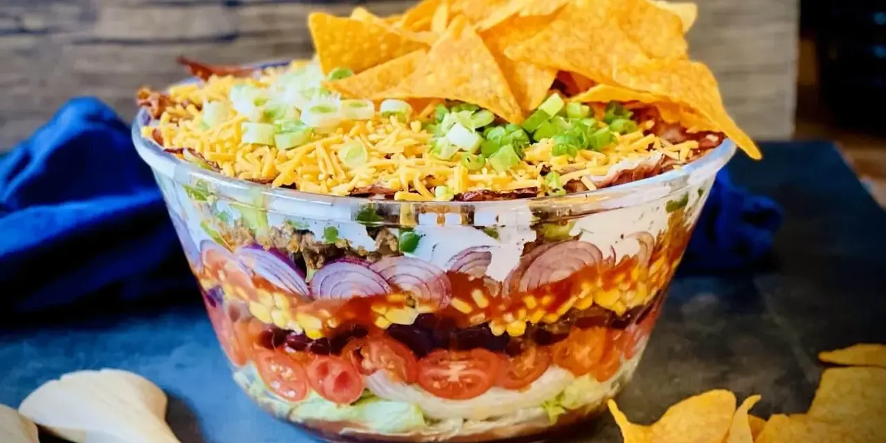 Schicht für Schicht ein Genuss: Dieser bunte Taco Salat in einer Glasschüssel ist ein Fest für die Augen und den Gaumen.