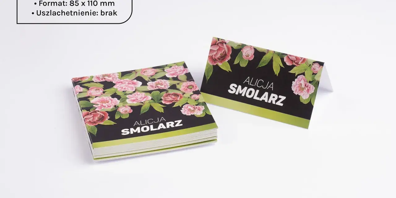 Elegancki pomysł na winietki z motywem kwiatowym. Na czarnym tle widnieje imię i nazwisko "Alicja Smolarz" oraz bujne, różowe piwonie.