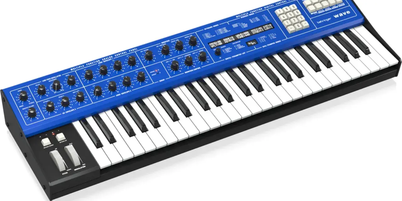 Niebieski syntezator Behringer Wave z klawiaturą i licznymi pokrętłami. To wszechstronne narzędzie dla muzyków, które może przypominać funkcjonalnością Roland JD-XA.