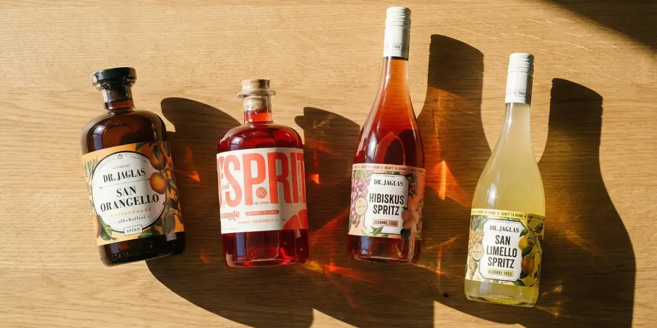 Vier Flaschen Dr. Jaglas Spritz: San Orangello, Sprit, Hibiskus Spritz und San Limello Spritz. Alle sind alkoholfrei, was bedeutet, dass sie keinen Neutralalkohol enthalten.