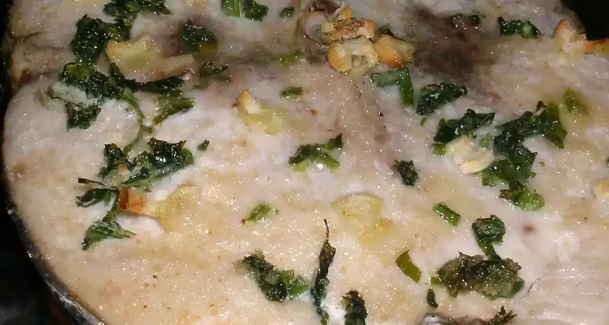 Rodaja de bonito al horno con ajo y perejil, ideal para recetas de bonito al horno.
