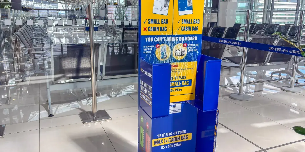 Informacja o tym, co można zabrać do bagażu podręcznego Ryanair. Wyjaśnia różnice między priorytetowym a niepriorytetowym boardingiem i wymiary bagażu.