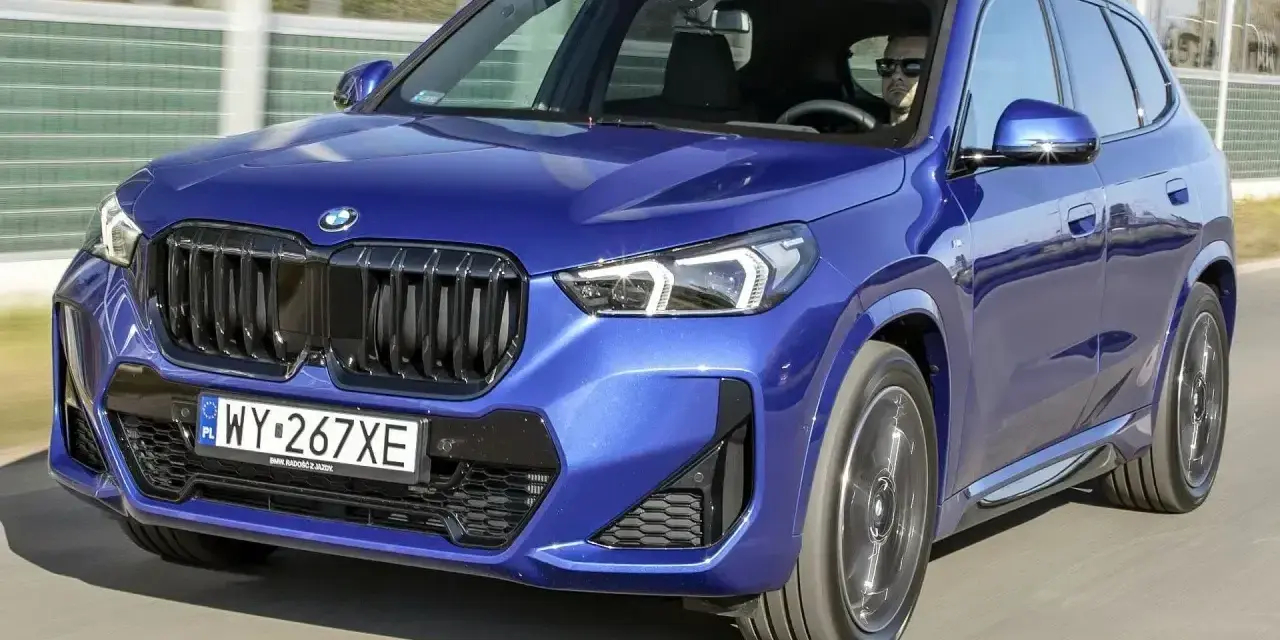 Niebieskie BMW X1 w ruchu. Sprawdź aktualną bmw x1 cena i dostępne konfiguracje.
