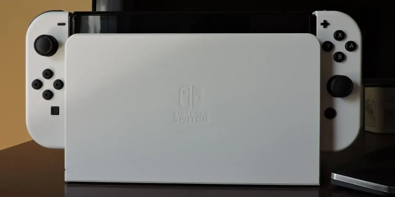 Biały Nintendo Switch z odłączanymi kontrolerami Joy-Con. Dowiedz się, jak działa ten wszechstronny system do gier.