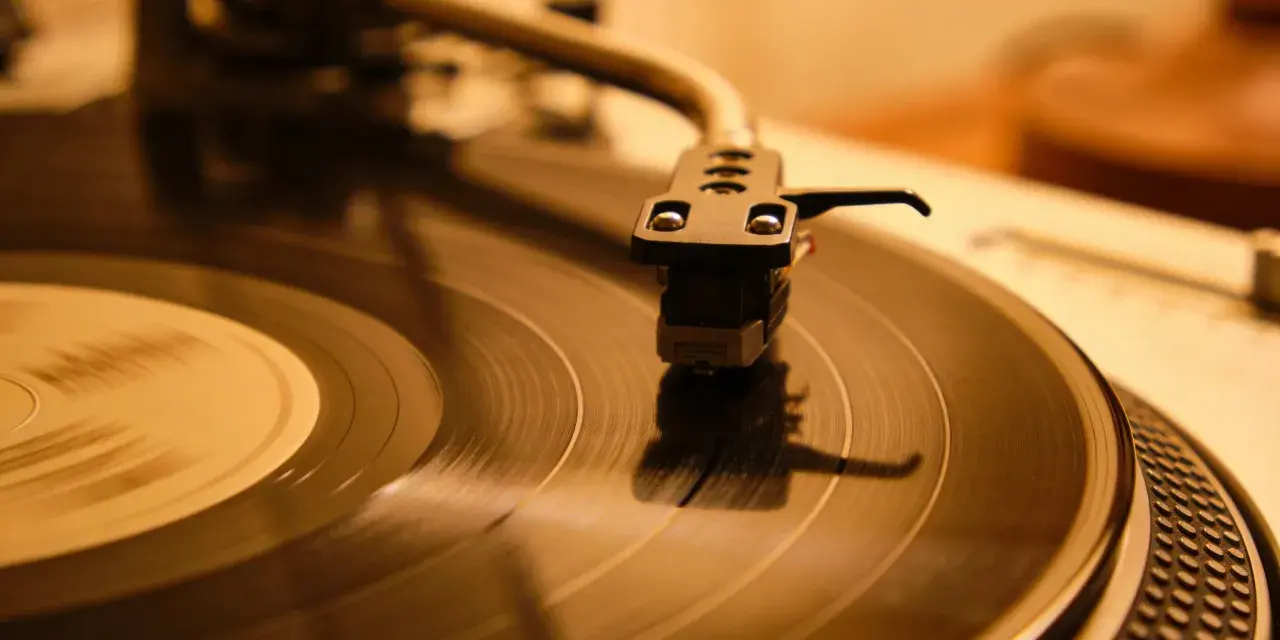 Plattenspieler mit Nadel auf Vinyl. Der Sound von Rock n Roll Rock erwacht zum Leben.