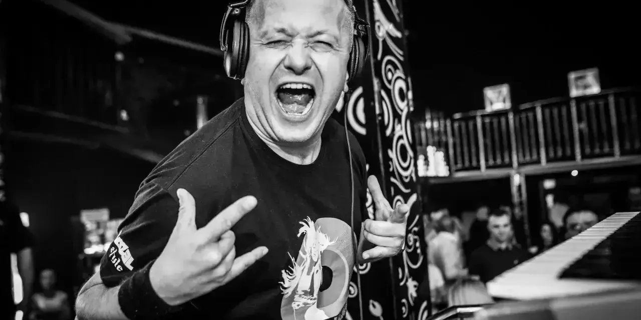 DJ Hazel z mikrofonem i słuchawkami, krzyczy do publiczności. Ile zarabia? Tego nie wiemy, ale na pewno daje czadu!
