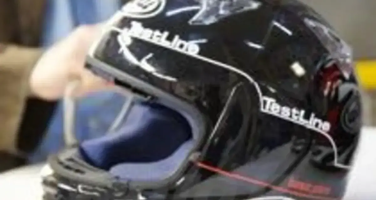 Casco da moto nero lucido con logo "TestLine" e certificazione Snell E1.