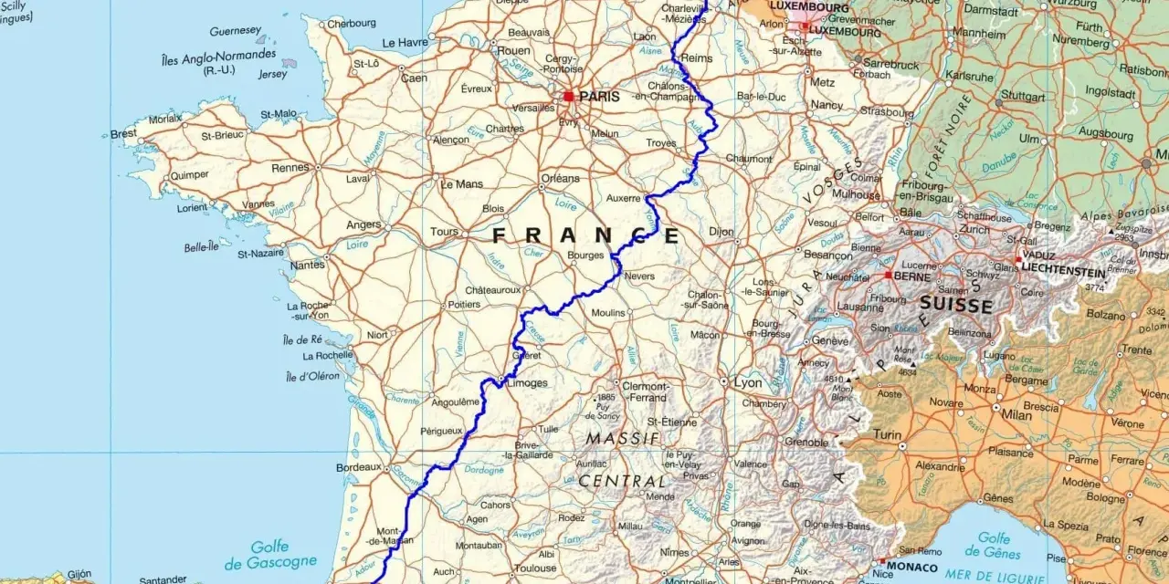 Carte de France et pays voisins, traversée par une ligne bleue. La gr654 carte montre la France, la Belgique, la Suisse et l'Italie.