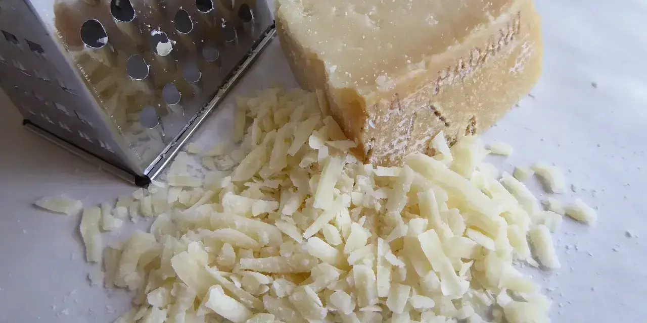 Tarka i kawałek sera, z którego właśnie zrobiono garść tartego parmezanu. Idealny do posypania makaronu.