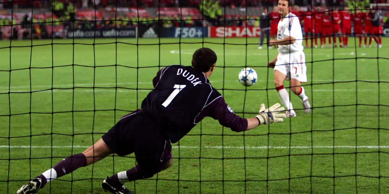 Bramkarz Dudek broni rzut karny w meczu Liverpool Milan 2005.