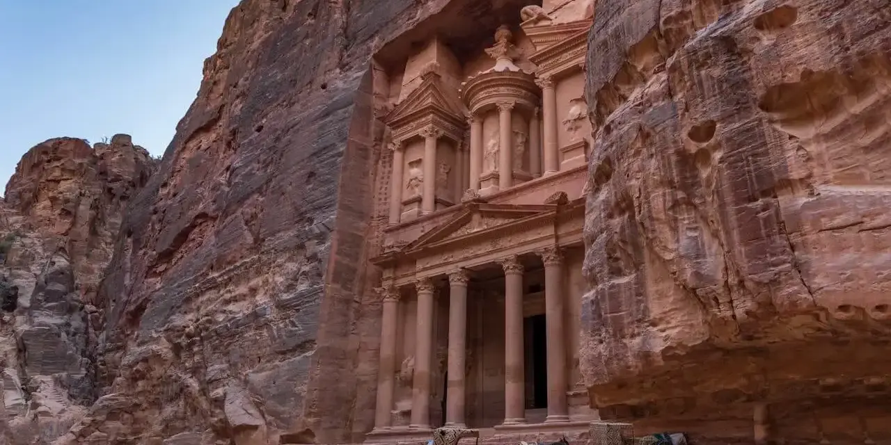 Petra, Jordania. Loty do tego cudu architektury to marzenie. Dwa zaprzęgi konne czekają przed wykutym w skale Skarbcem.