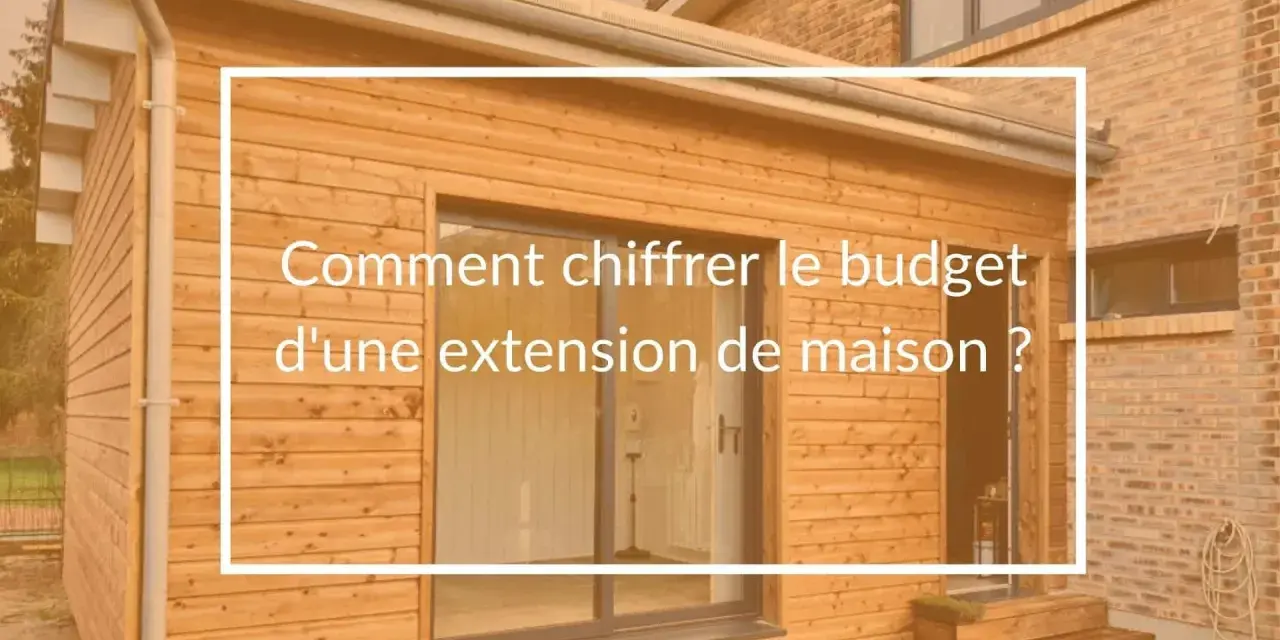 Une extension de maison en bois avec une grande baie vitrée. Le texte indique "Comment chiffrer le budget d'une extension de maison ?", un guide pour estimer le tarif agrandissement maison.