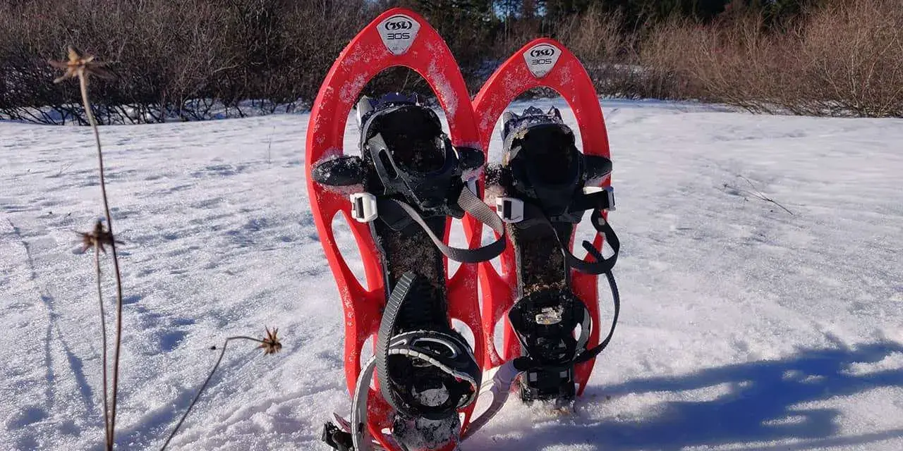 Raquettes TSL 305 rouges prêtes pour une aventure hivernale dans la neige.