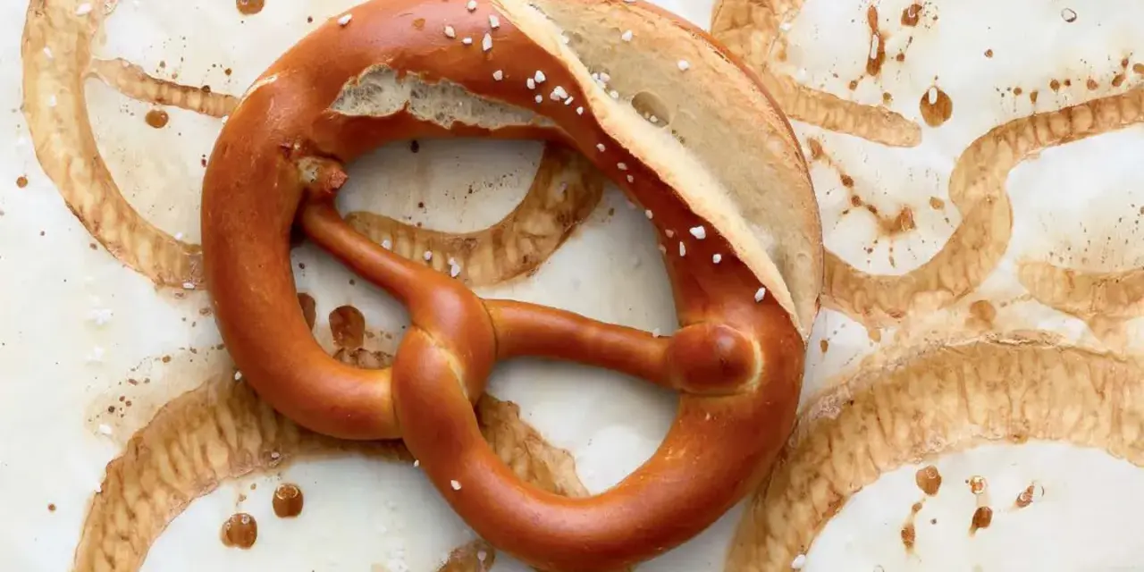 Frisch gebackene Brezel mit grobem Salz, bereit zum Genuss. Perfekt für alle, die gerne Lauge selber machen.
