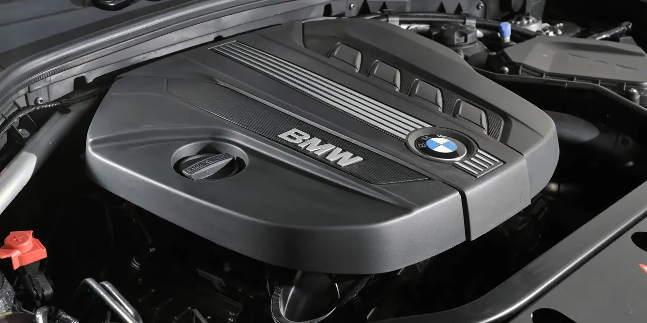 Silnik BMW z charakterystycznym logo. N47 to oznaczenie tej jednostki napędowej.