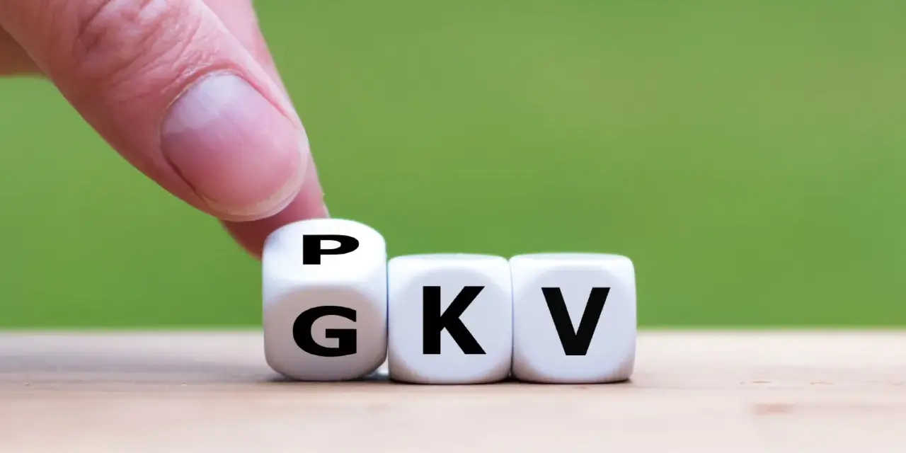 Finger dreht Würfel von "P" zu "G". Die Würfel zeigen "GKV". Das steht für eine gute Wahl bei der teilzeit krankenversicherung.