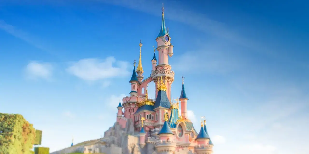 Zamek w Disneylandzie na tle błękitnego nieba.