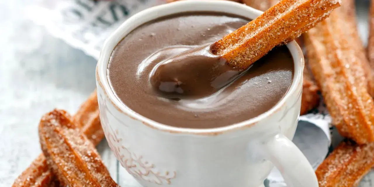 Ein Churro-Rezept zum Genießen: Knusprige Churros werden in heiße Schokolade getunkt.