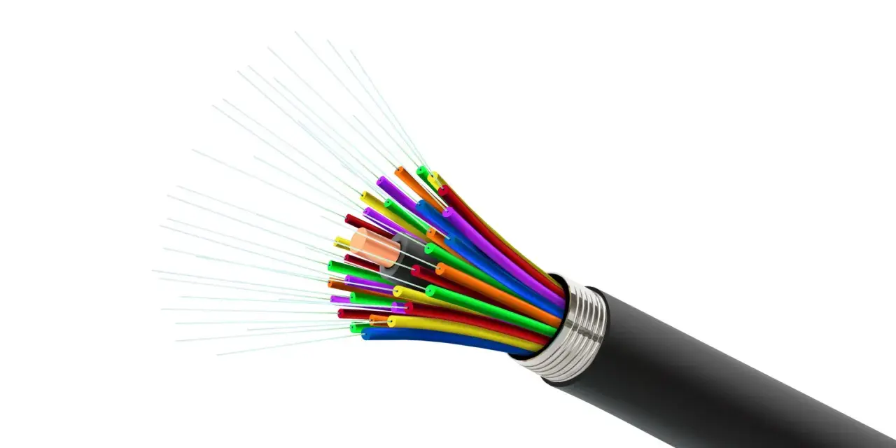 Kolorowy kabel światłowodowy z odsłoniętymi żyłami, jak wygląda kabel światłowodowy.
