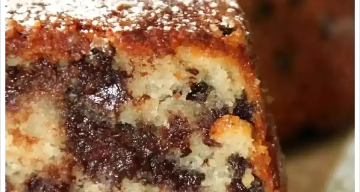 Gâteau sans oeuf aux pépites de chocolat, saupoudré de sucre glace. Un délice moelleux et gourmand.