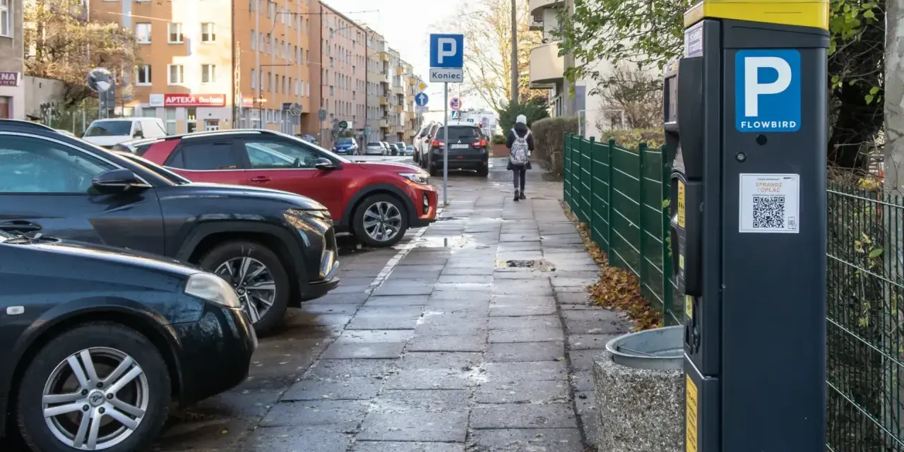 Parking w mieście, gdzie można sprawdzić opinię o kierowcy i zapłacić za postój.