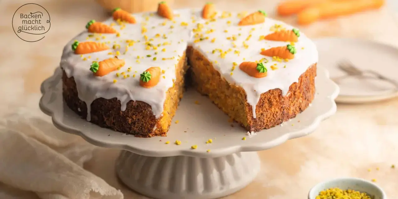 Saftiger Karottenkuchen mit weißer Glasur und Marzipan-Karotten. Ein köstliches Rezept für jeden Anlass!