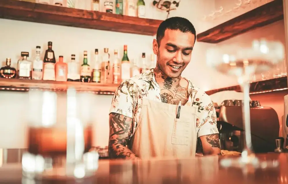 Barman w Grecji: Zarobki do 2500€! Ile zaoszczędzisz?